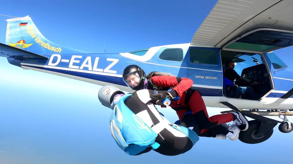 skydive_varrelbusch_langeoog_dealz_linked_exit_maresa_laura