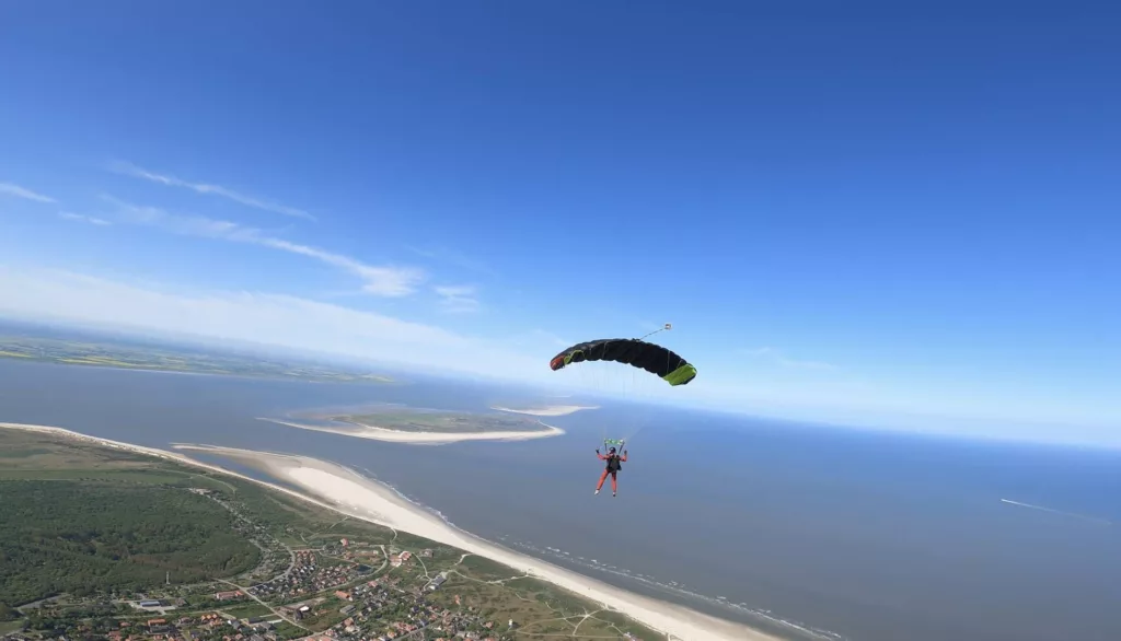 skydive_varrelbusch_langeoog_maresa_schirm